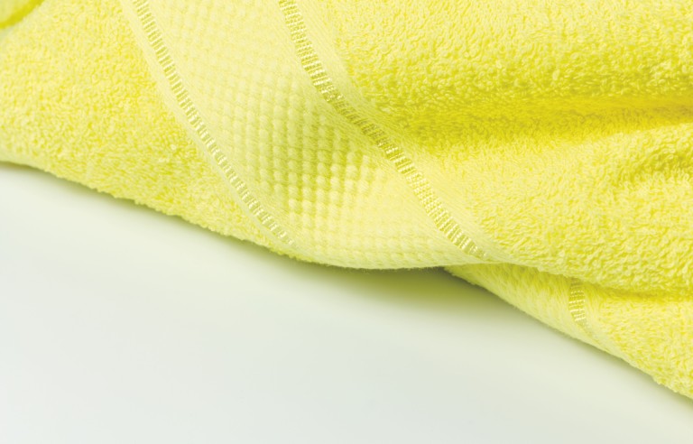 Törölköző - citromsárga - széles bordűrrel - 70x130 cm 