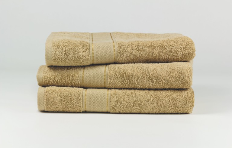 Törölköző - bézs - széles bordűrrel - 70x130 cm