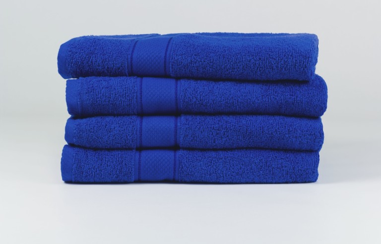 Törölköző - royalkék - széles bordűrrel - 70x130 cm